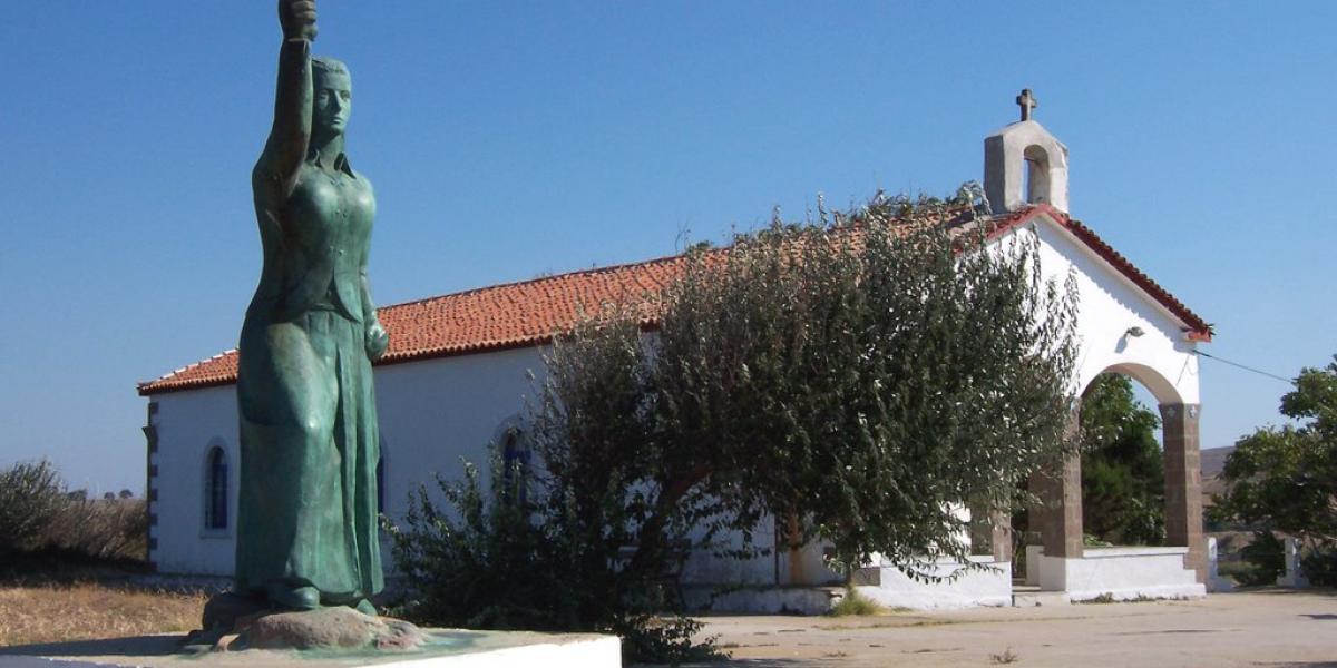 Άγαλμα Μαρούλας και Ναός Παναγίας Ζωοδόχου Πηγής στον Κότσινα